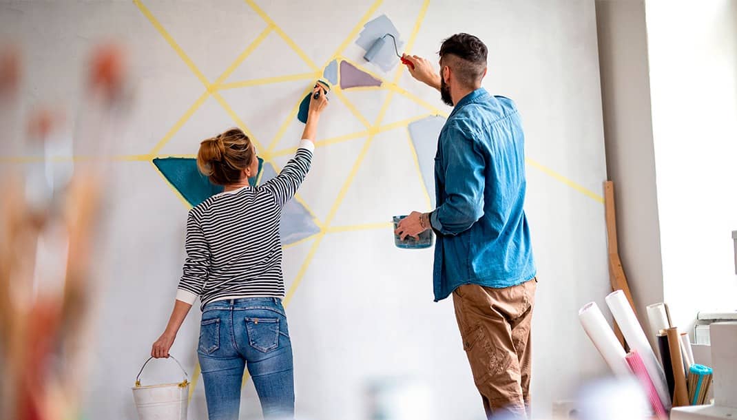 Recién casados pintan las paredes de su hogar decorandolas con un diseño